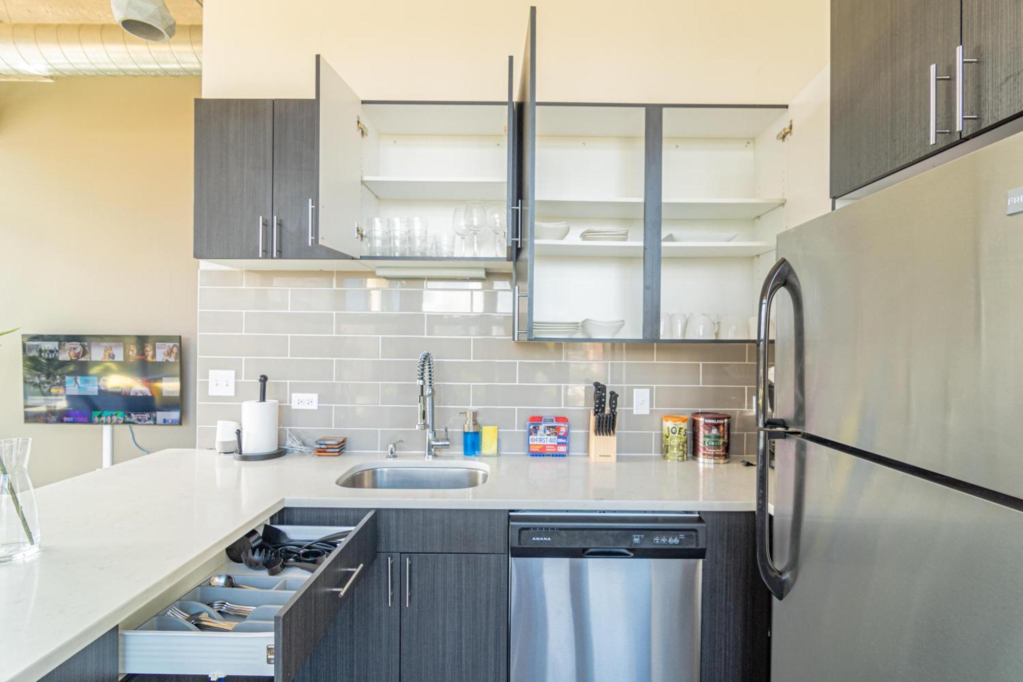 Bright 2Br Luxury Corner Suite With Optional Parking Sleeps 6 Guests Near Mccormick Place And Soldier Field Чикаго Экстерьер фото