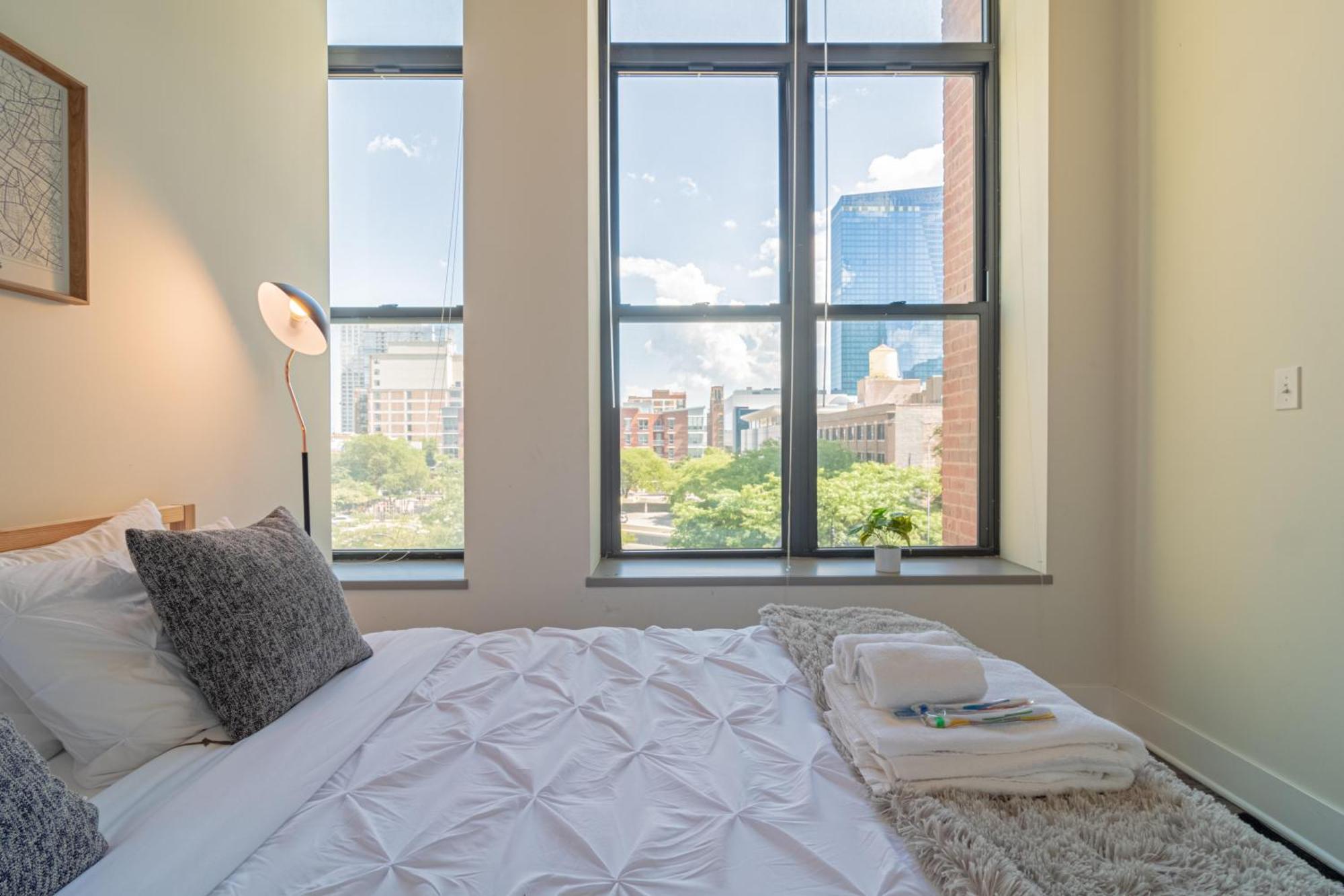 Bright 2Br Luxury Corner Suite With Optional Parking Sleeps 6 Guests Near Mccormick Place And Soldier Field Чикаго Экстерьер фото